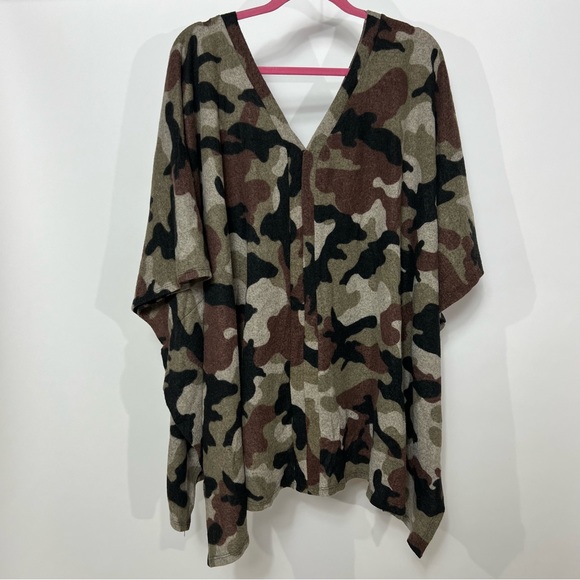 Dress Up Boutique Camo V-Neck Poncho - Picture 2 of 5